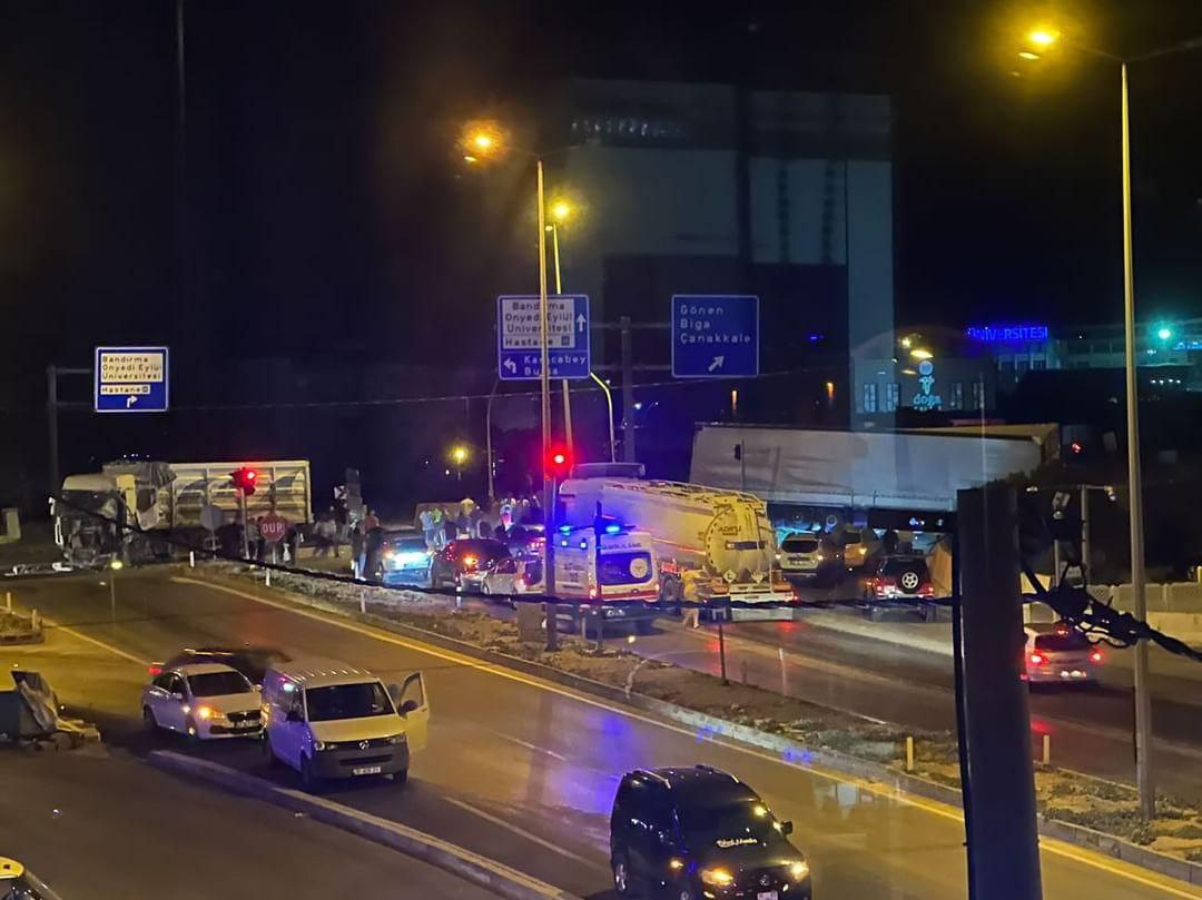 Bandırma Bölge Trafik Amirliği önü trafik ışıklarında 2 tır çarpışması
