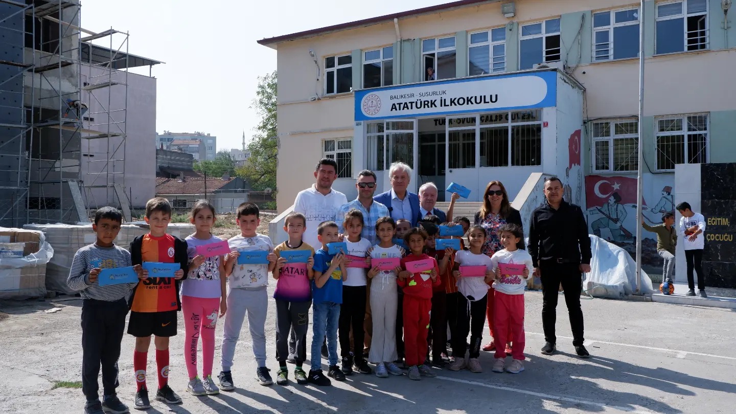 Her okulda öğrencilerin büyük ilgi ve sevgiyle karşılanan Belediye Başkanı