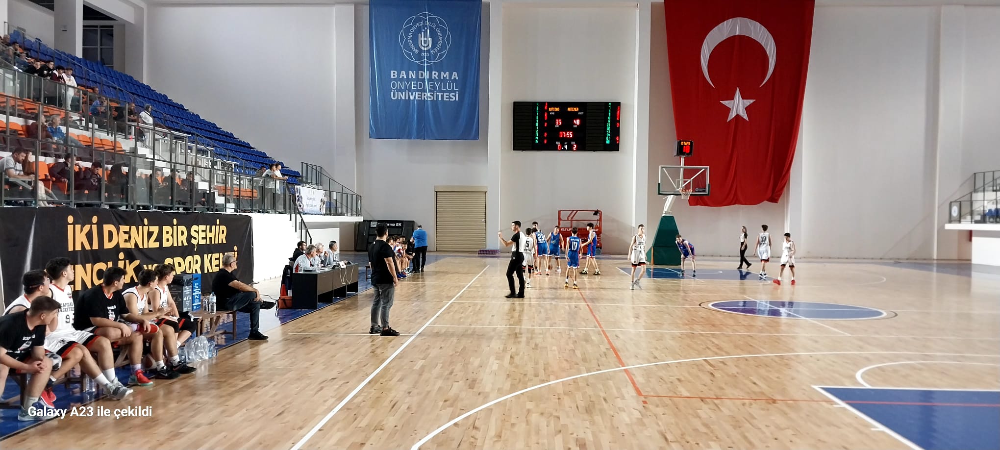 Bandırma Onyedi Eylül Üniversitesi kampüsü içinde yer alan kapalı spor