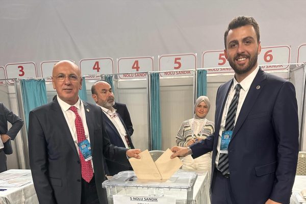 ALİ TAYLAN ÖZTAYLAN KONGREDE OYUNU KULLANDI