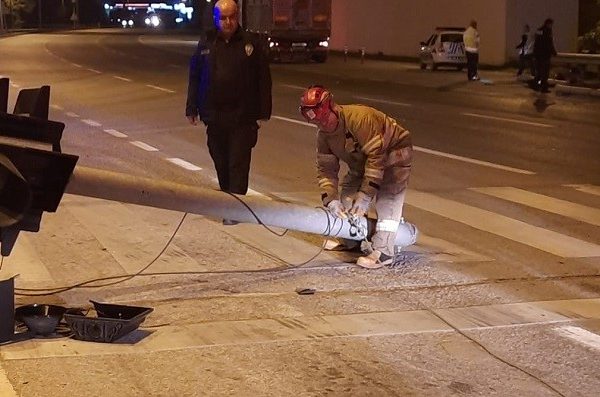 AÇIK KALAN KAMYON DAMPERİ TRAFİK DİREKLERİNİ YIKTI