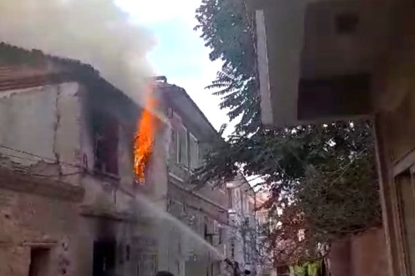 TARİHİ EV ALEVLER İÇİNDE KALDI