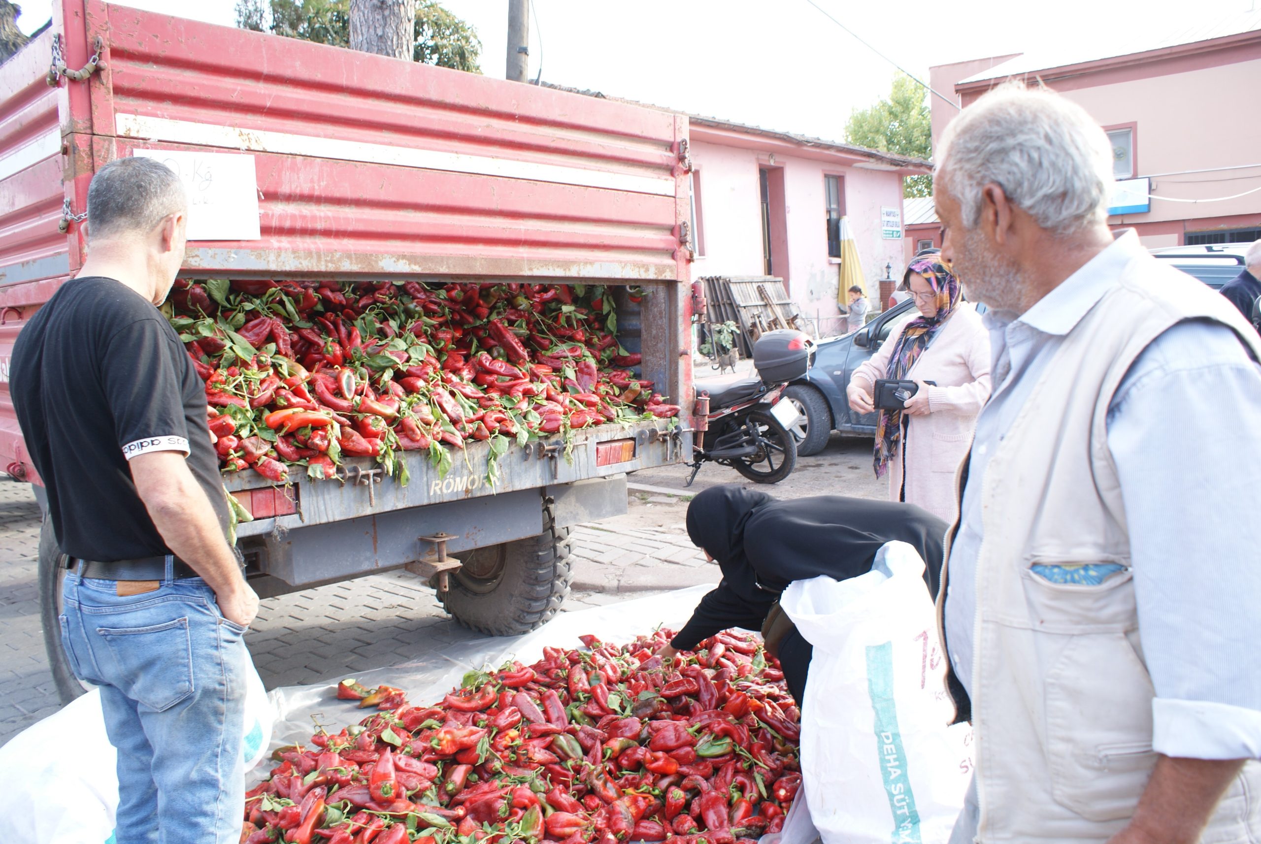 KİLOSU 10 LİRADAN SATILINCA VATANDAŞ KAPIŞTI Manyas ve çevre ilçe pazarlarında kilosu en az 20 liraya