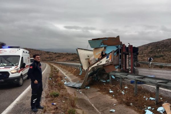GÖNEN’DE DEVRİLEN TIR YOLU KAPATTI