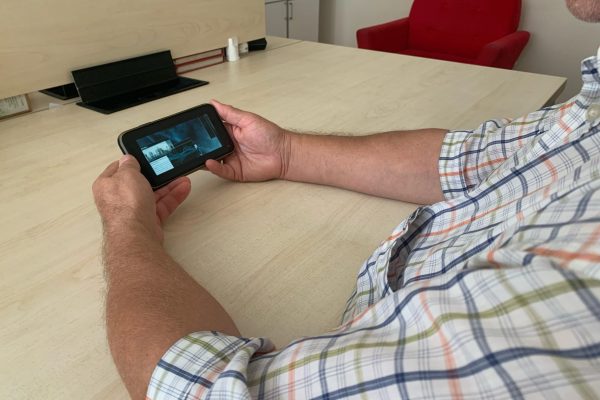 TABLETLE FİLM İZLEYİP, AYAKKABISINI PERSONELE TAŞITTI, KOVULDU!