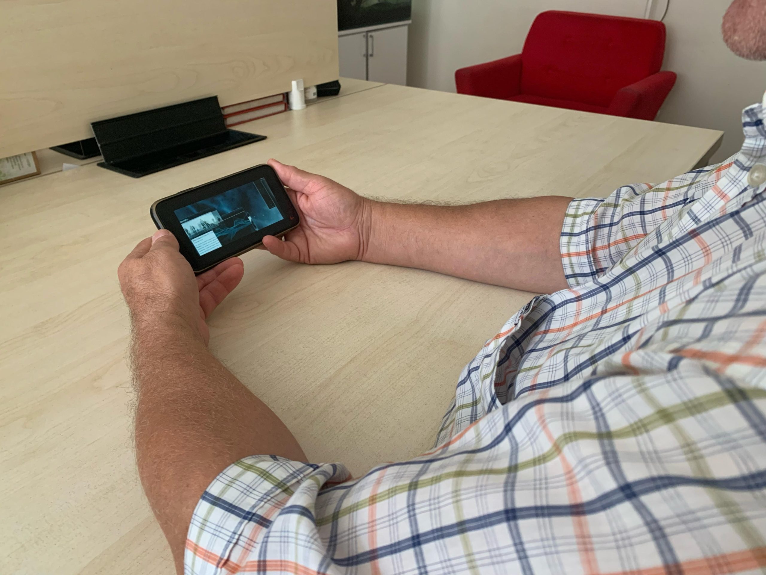 Yönetici olarak çalıştığı şirketteki odasında tabletle oynayıp film izleyen ve