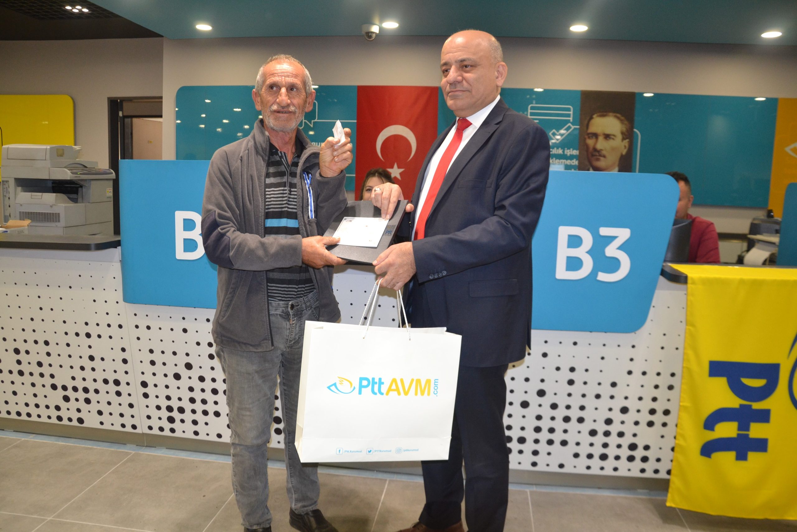 PTT’DEN 183 NCÜ MÜŞTERİSİNE SÜRPRİZ HEDİYE! Posta ve Telgraf Teşkilatı’nın (Ptt) 183. kuruluş yıl dönümü Balıkesir’de