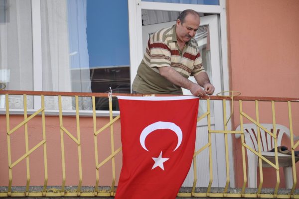 BAYRAK ASAN DAYI YİNE BALKONDA!
