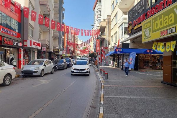 BALIKESİR CADDELERİ KIRMIZI BEYAZ