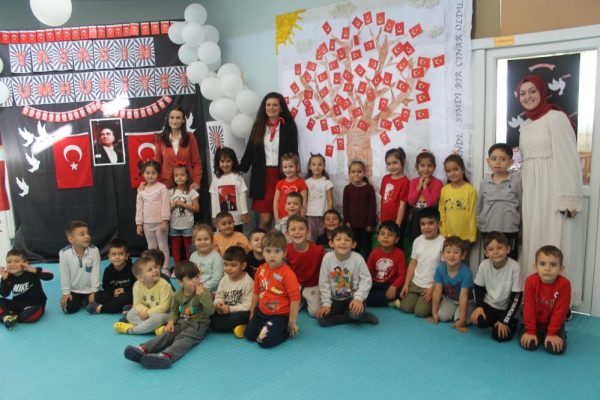 MİNİKLER CUMHURİYET İÇİN FİDAN DİKTİLER