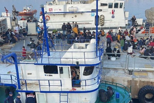 ERDEK AÇIKLARINDA 120 KAÇAK GÖÇMEN YAKALANDI