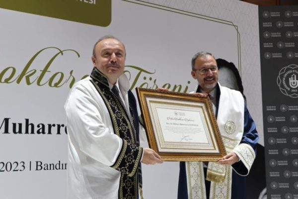 MEHMET KASAPOĞLU’NA  FAHRİ DOKTORA ÜNVANI VERİLDİ