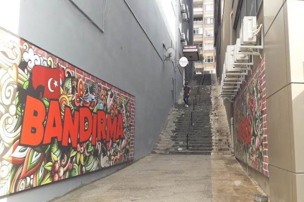 75 BASAMAK VAR, BİR AYDINLATMA YOK!