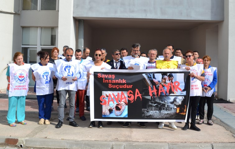 Sağlık Sendikaları Eğitim ve Araştırma Hastanesi bahçesinde yaptıkları basın açıklaması