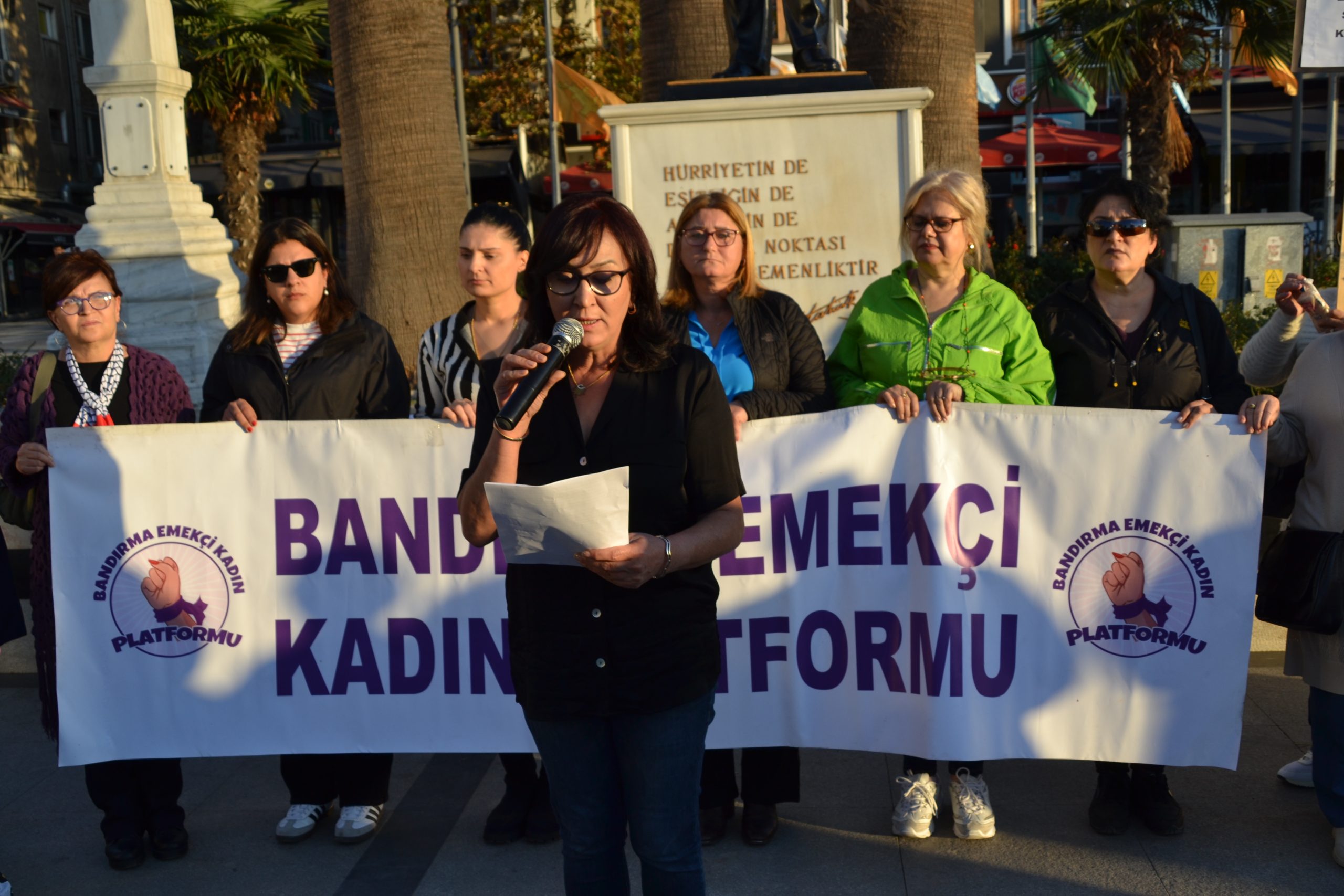 Bandırma Emekçi kadın Platformu Filistin’de yaşanan İsrail zulmünü lanetlediler. Cumhuriyet