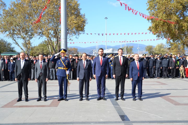Cumhuriyetin 100. yıl kutlamaları çelenklerin Atatürk Anıtına konulmasıyla başladı. Cumhuriyet
