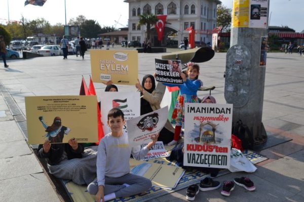 FİLİSTİN İÇİN OTURMA EYLEMİ YAPIYORLAR