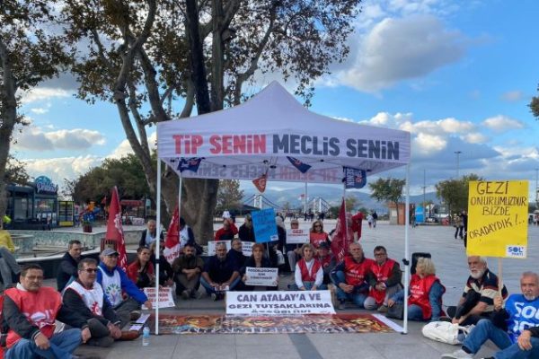 CAN ATALAY İÇİN OTURMA EYLEMİ YAPTILAR