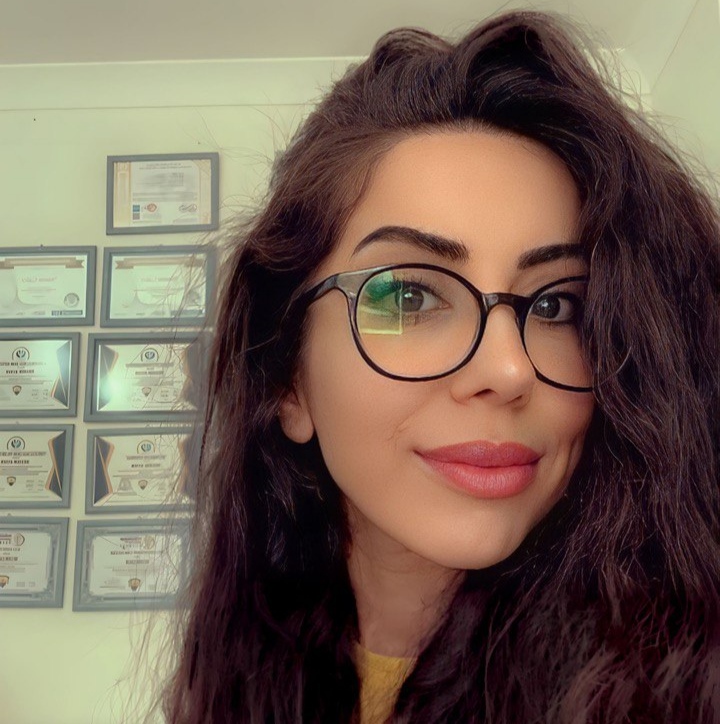En güzel şiirlerin arkasına saklanmıştık üstelik… En koyu demlerinden beslenmiştik 