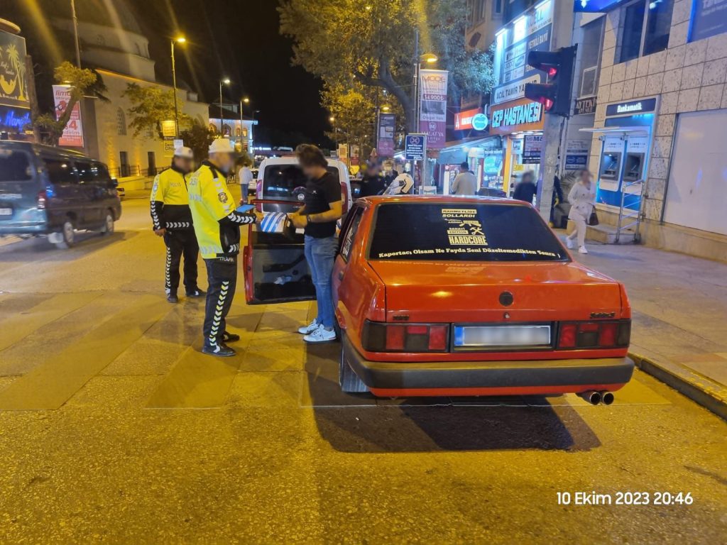 Bandırma İlçe Emniyet Müdürlüğü motosikletlere ve yüksek sesle müzik dinleyerek