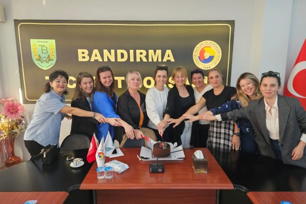 İLK DÖNEMLERİNİ PASTA KESEREK KUTLADILAR