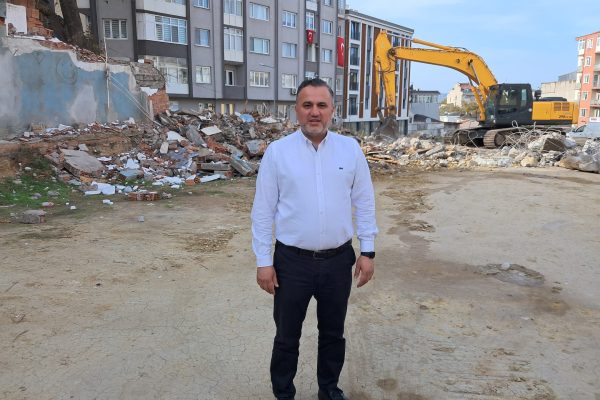 BÜYÜKŞEHİR KATLI OTOPARK İÇİN KAZMAYI VURDU