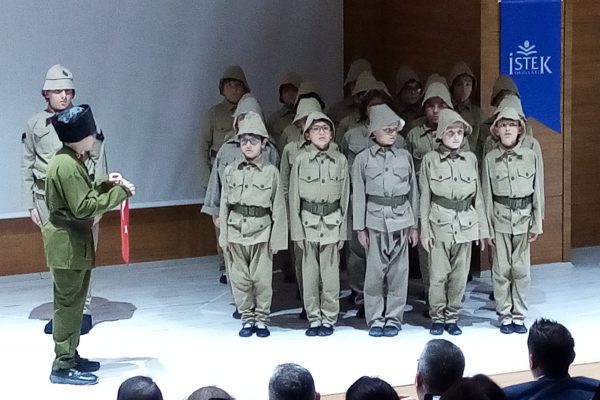 İSTEK KOLEJİ ÖĞRENCİLERİ’NDEN ANLAMLI TİYATRO
