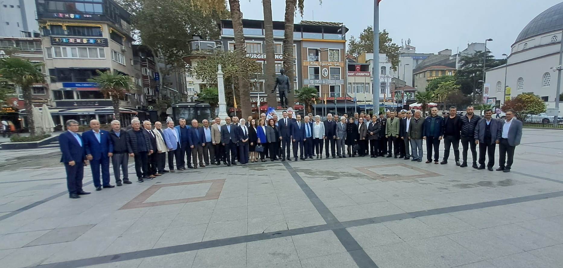   19 Ekim Muhtarlar Günü Bandırma’da kutlandı. Cumhuriyet Meydanındaki törene