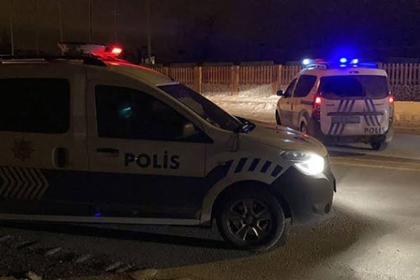 ARACIYLA POLİSLERE ÇARPIP KAÇTI