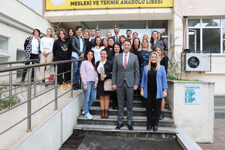 Bandırma Belediye Başkanı Av. Tolga Tosun 24 Kasım Öğretmenler Günü nedeniyle