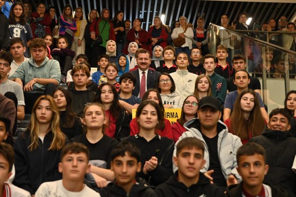 BAŞKAN YILMAZ SUYU ÖĞRENCİLERE BEDAVA YAPTI
