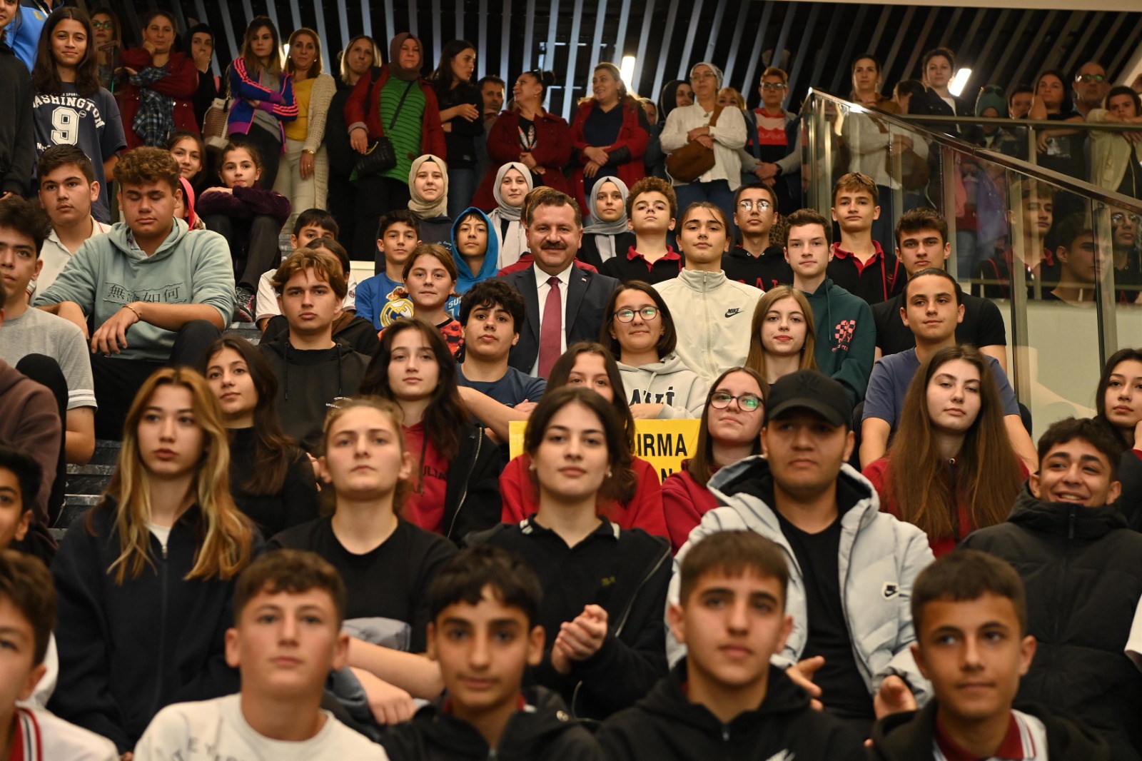 BAŞKAN YILMAZ SUYU ÖĞRENCİLERE BEDAVA YAPTI