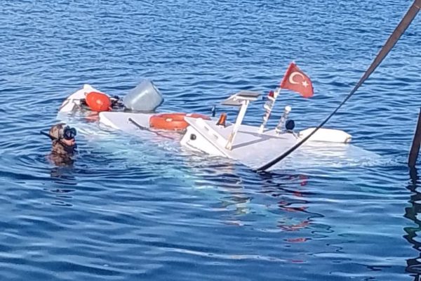 ŞİDDETLİ LODOS BANDIRMA’DA TEKNE BATIRDI