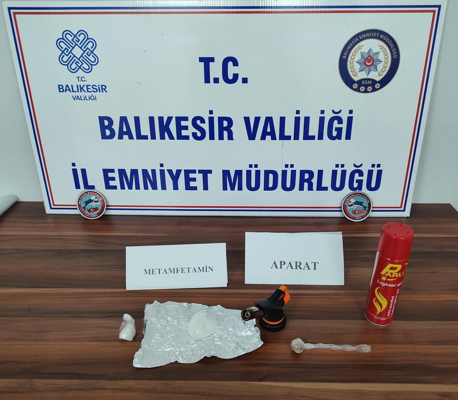 Balıkesir’de narkotik polisleri yaptığı operasyonda bir araçta arama gerçekleştirdi. Arama