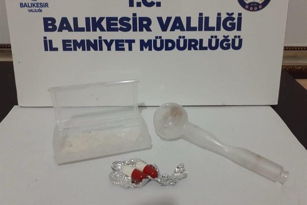 DOLANDIRICILIK VE SAHTECİLİKTEN ARANIYORDU, YAKAYI ELE VERDİ