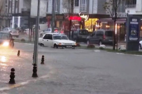 BALIKESİR’DE YAĞMUR HAYATI FELÇ ETTİ