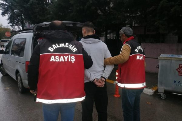 KIZ ARKADAŞININ EVİNE GİDİNCE YAKAYI ELE VERDİ