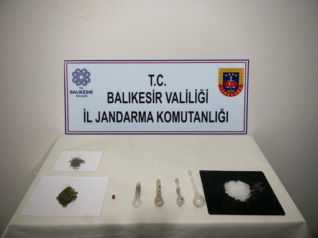 Balıkesir’in Altıeylül ilçesinde evlerinde uyuşturucu madde imal edip, ticaretini yapan