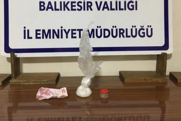 DURDURULAN ARAÇTAN UYUŞTURUCU ÇIKTI