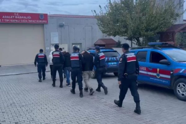 BALIKESİR’DE 16 DÜZENSİZ GÖÇMEN VE 3 ORGANİZATÖR YAKALANDI