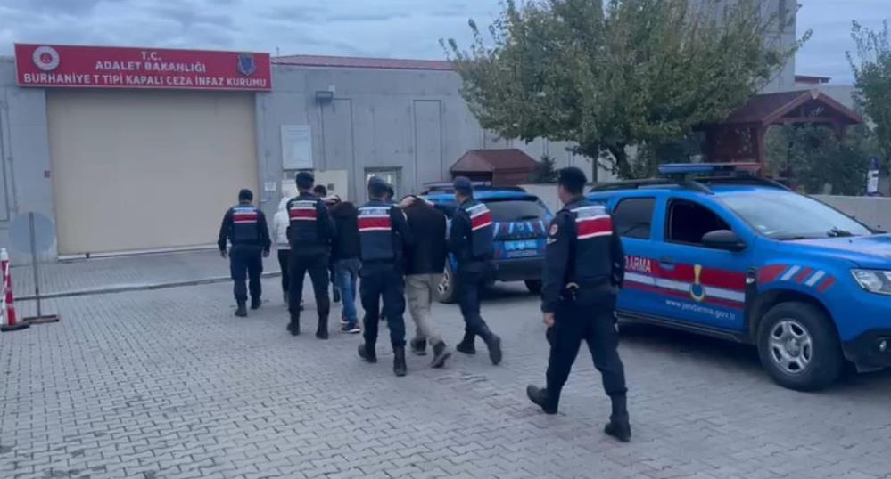 Balıkesir’in Ayvalık ilçesinde jandarma tarafından yapılan operasyonda 16 düzensiz göçmen