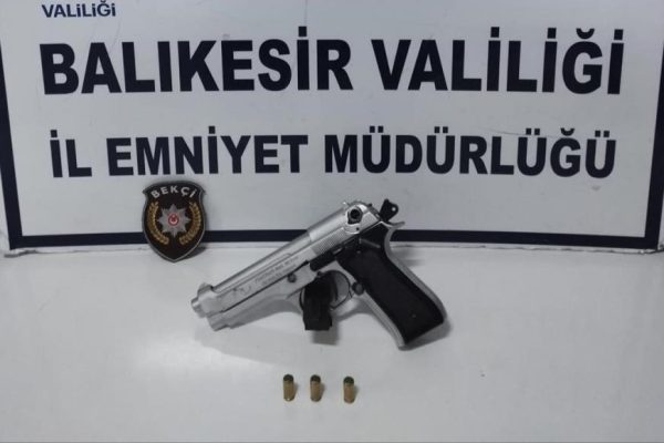 POLİS ARANAN 3 KİŞİYİ YAKALADI