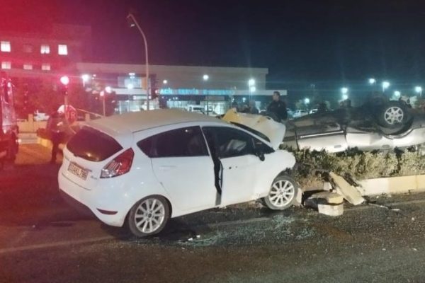 İKİ OTOMOBİL ÇARPIŞTI: 1 ÖLÜ 2 YARALI