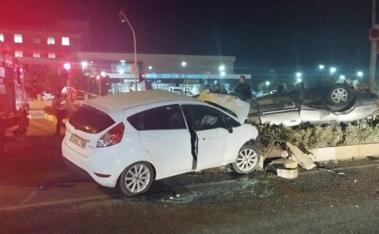 İKİ OTOMOBİL ÇARPIŞTI: 1 ÖLÜ 2 YARALI Balıkesir’in Burhaniye ilçesi Çanakkale-İzmir karayolunda meydana gelen trafik kazasında 1