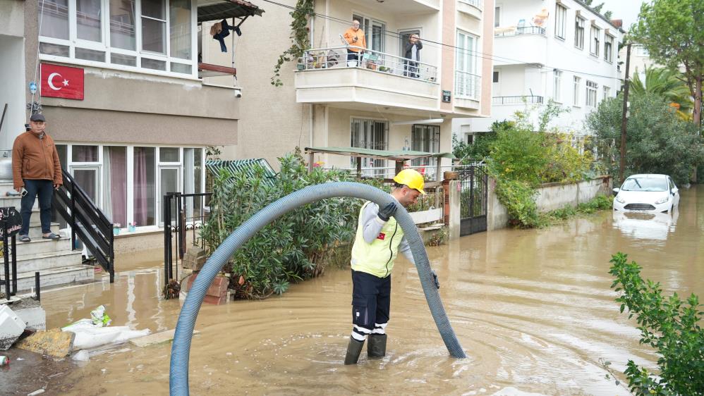 Balıkesir’in Edremit ilçesinde gece saatlerinden itibaren etkili olmaya başlayan lodos