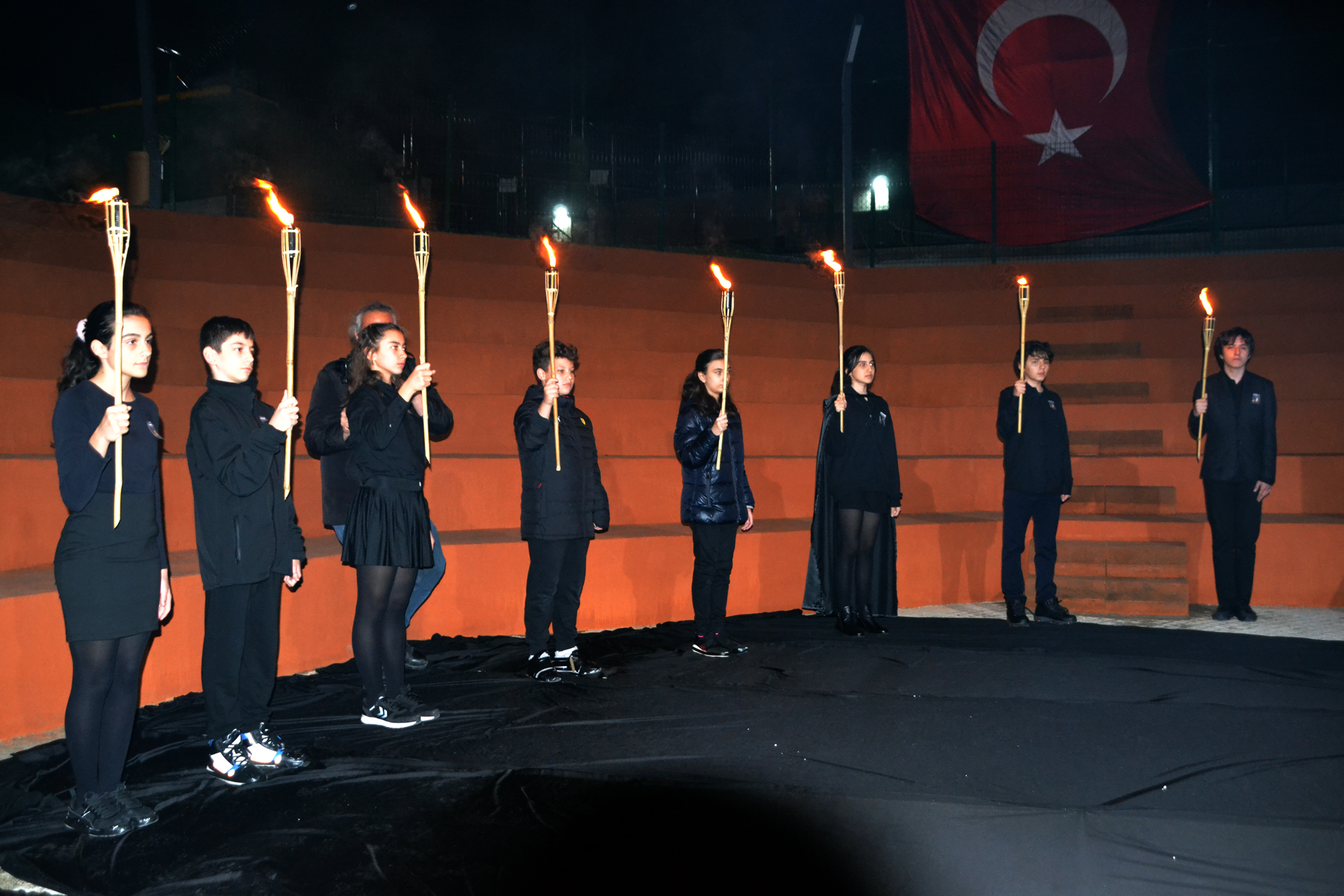 Bandırma Amerikan Kültür Koleji öğretmen ve öğrencileri 10 Kasım Atatürk’ün