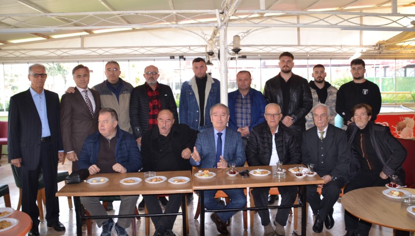 Bandırma Demokratlar Platformu üyeleri düzenledikleri basın toplantısı ile İyi Parti’den