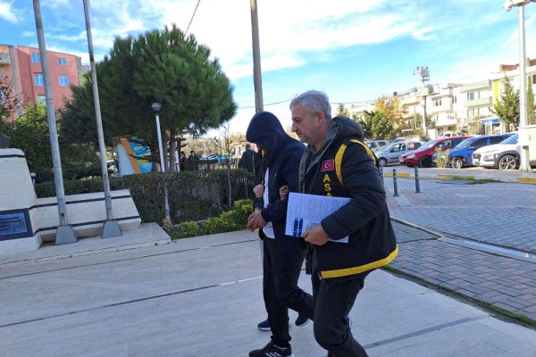 ÇALDIĞI MİNİBÜSLE DUR İHTARINA UYMADI, 2 OTOMOBİLE ÇARPIP KAÇTI!