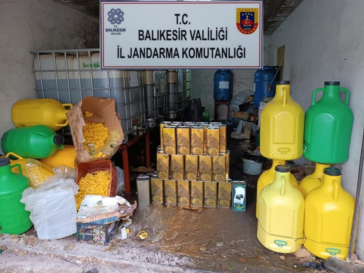 Balıkesir’de jandarma ekiplerince düzenlenen operasyonda binlerce litre sahte zeytinyağı, sabun,
