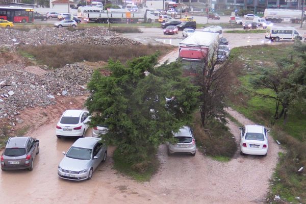 ÇAREYİ YOLU KAPATMAKTA BULDU